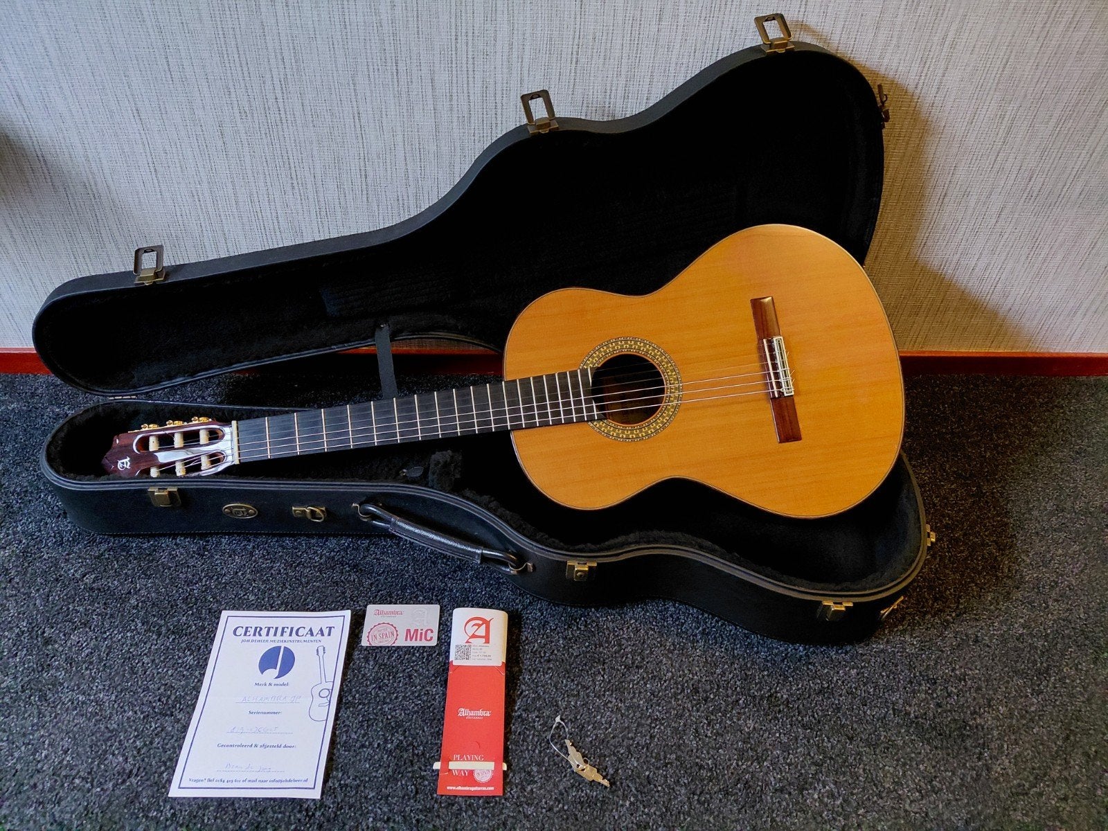 Alhambra 9p met koffer, Ophalen, Gebruikt, Klassieke of Spaanse gitaar, Met koffer