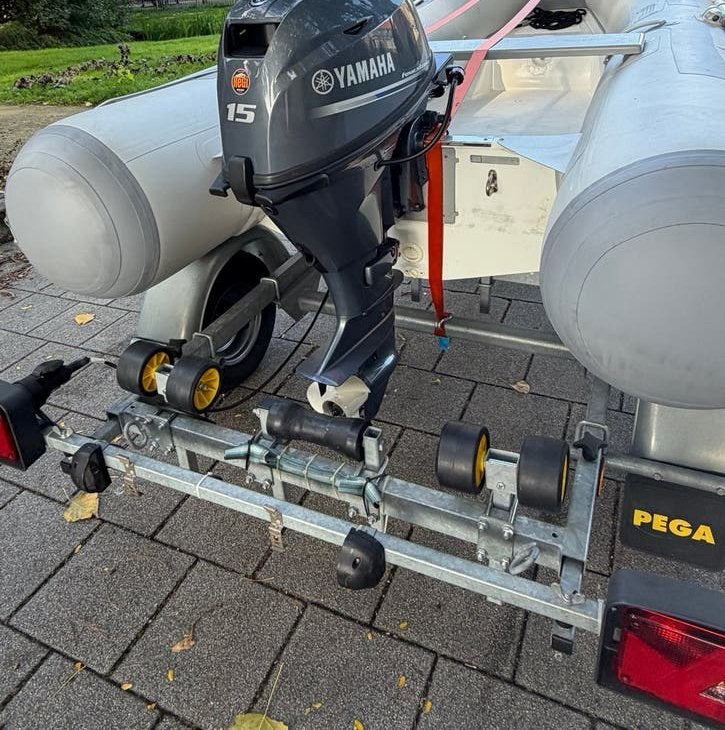 Foto 5 van Zodiac rubberboot met Yamaha 15pk motor en Pega boottrailer