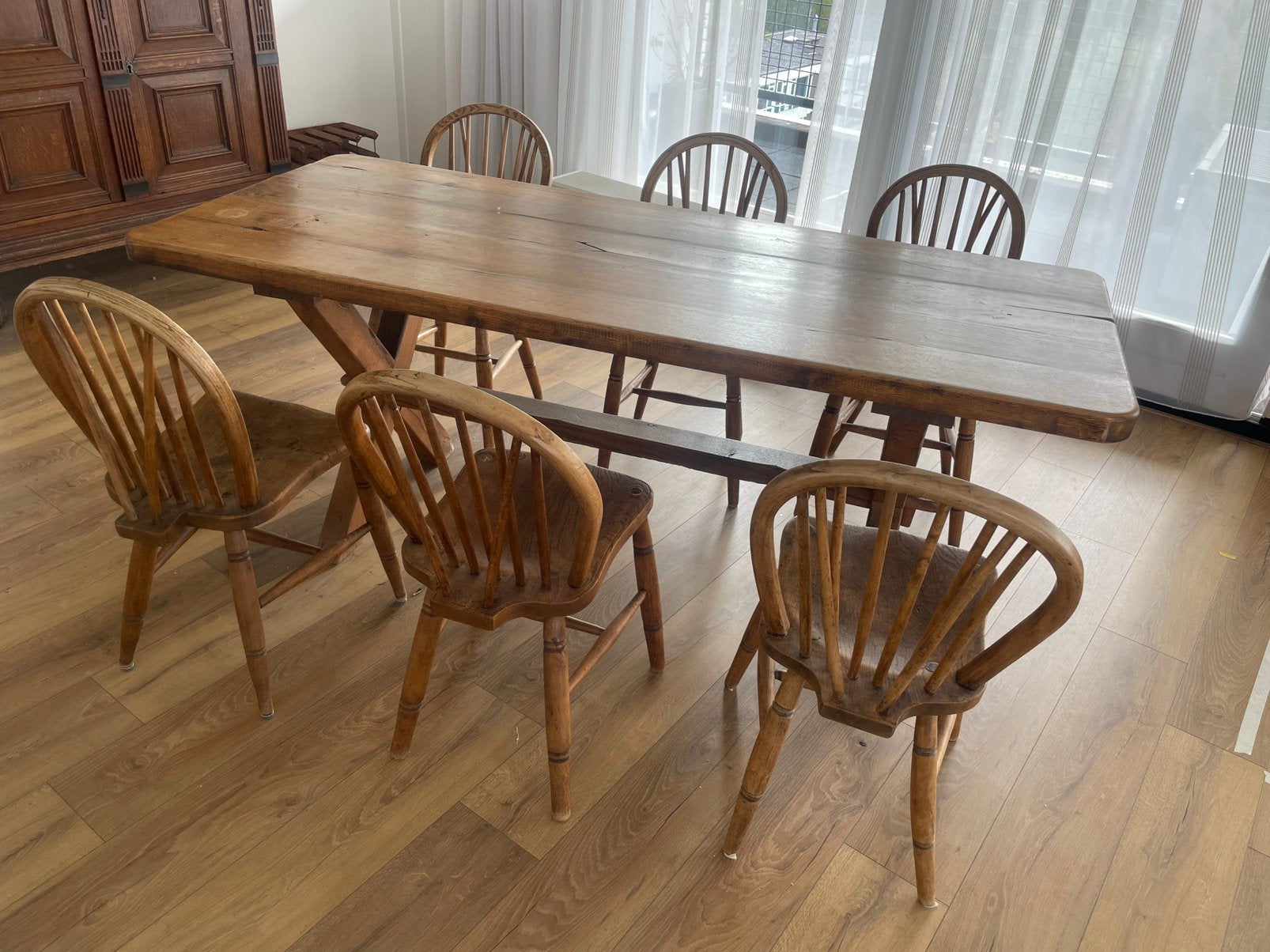 Landelijke Eethoek Massief Hout Tafel 6 Windsor Spijlstoelen, Ophalen