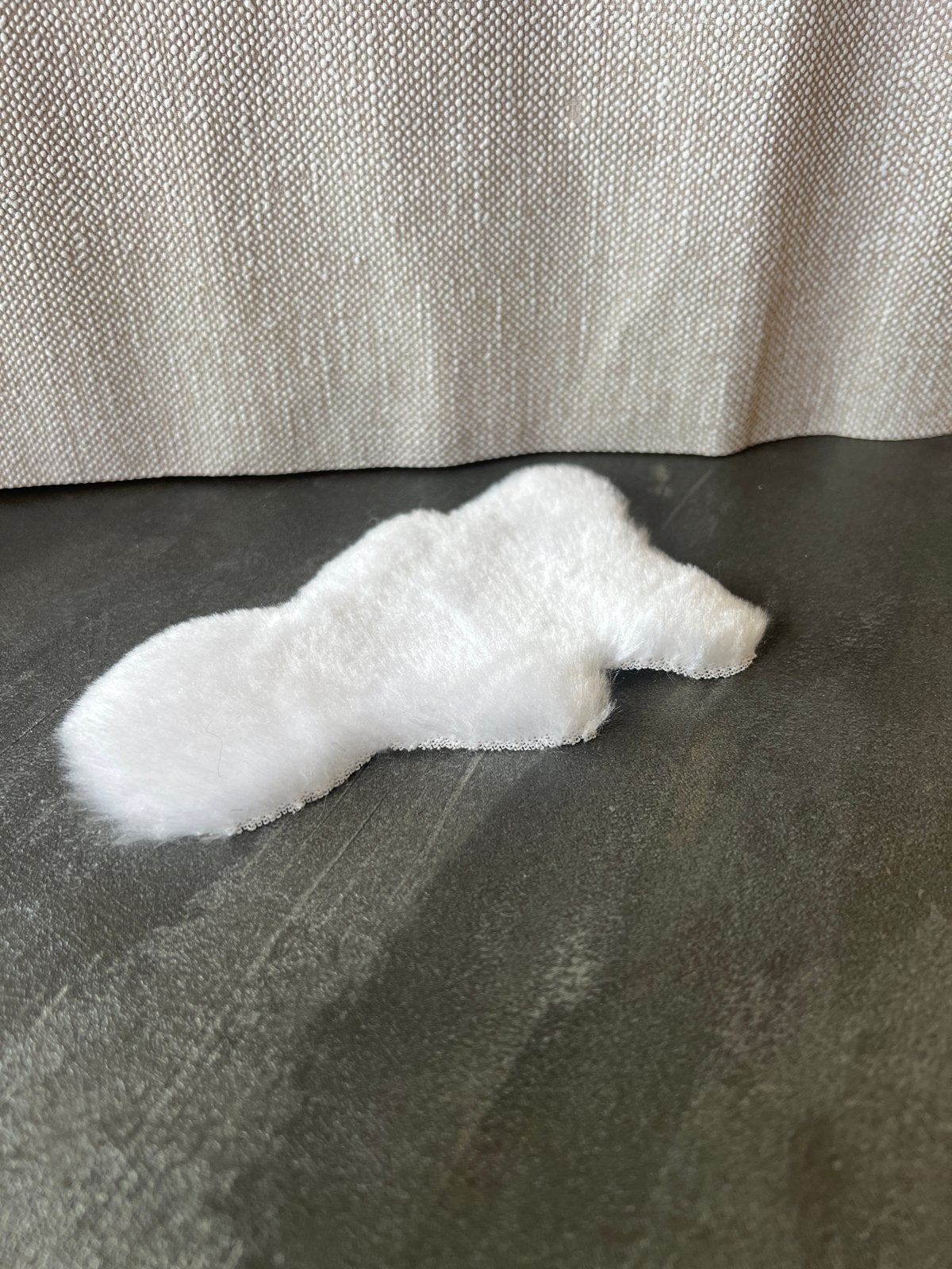 Poppenhuis kleedje 1:12 - Wit pluizig tapijtje, Ophalen of Verzenden, Nieuw, Textiel