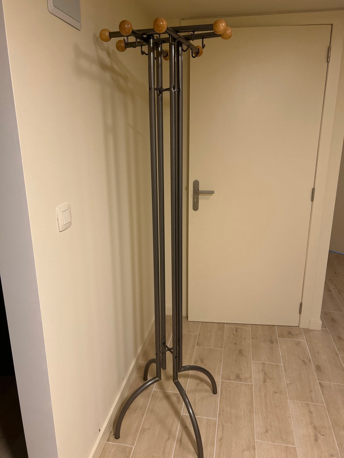 Stijlvolle staande kapstok met houten bollen, Ophalen, Zo goed als nieuw, Metaal, Staande kapstok