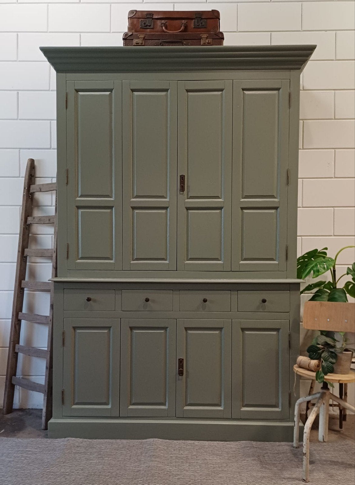 Vintage/Brocante saliegroene schoolkast - buffetkast, Gebruikt, 200 cm of meer, 150 tot 200 cm, Met lade(s)