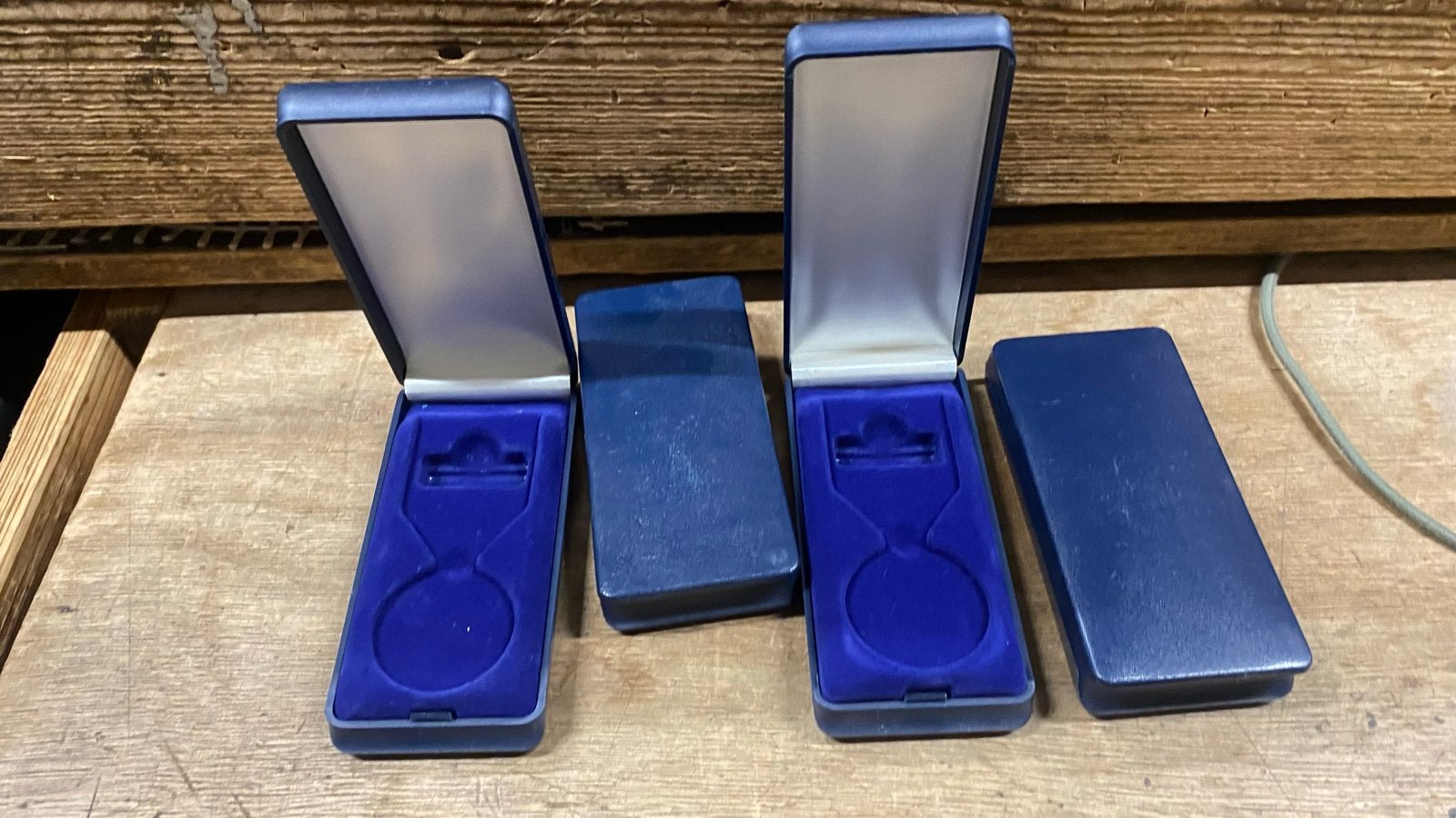 Set van 4 blauwe medaillehouders / opbergdoosjes., Verzamelen, Militaria | Algemeen, G, G, G, Ophalen of Verzenden