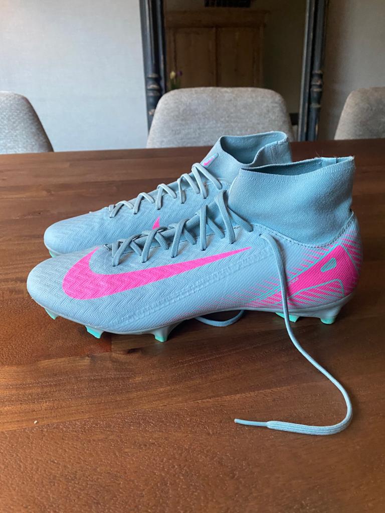 Nike voetbalschoenen, Sport en Fitness, Voetbal, Ophalen of Verzenden, Zo goed als nieuw, Schoenen