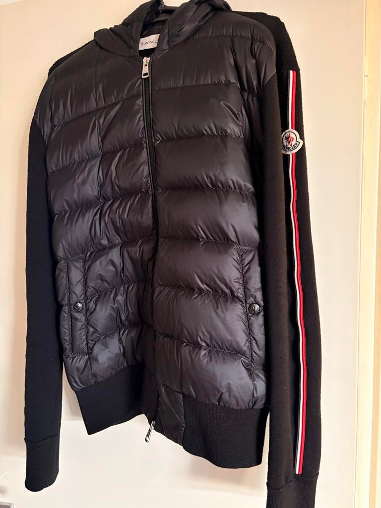 Moncler jas met gebreide mouwen en capuchon, Ophalen of Verzenden, Zo goed als nieuw, Maat 48/50 (M), Zwart