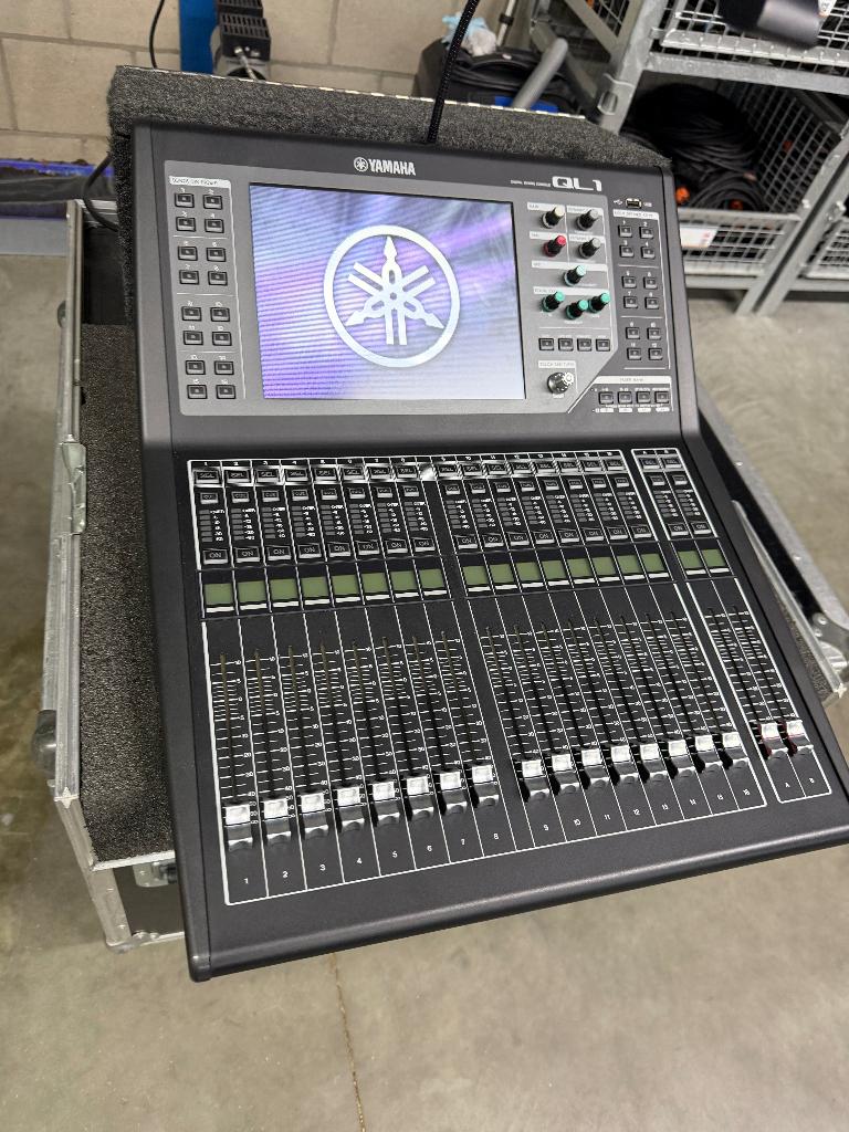 Yamaha QL1 digitale mixer in top conditie, Ophalen, Zo goed als nieuw, 20 kanalen of meer, Microfooningang