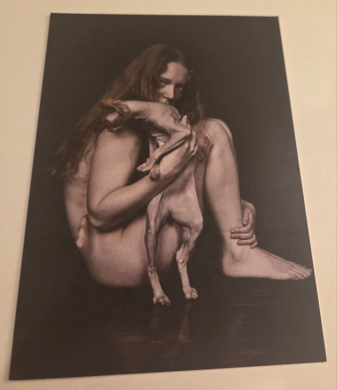 Kunstzinnige ansichtkaart: naakte vrouw met naaktkat, Verzamelen, Verzenden, 1980 tot heden, Ongelopen, Overige thema's
