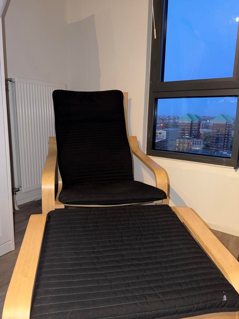 IKEA POÄNG Fauteuil met voetenbank - Berkenfineer, zwart, Huis en Inrichting, Gebruikt, 75 tot 100 cm, Ophalen of Verzenden, 50 tot 75 cm