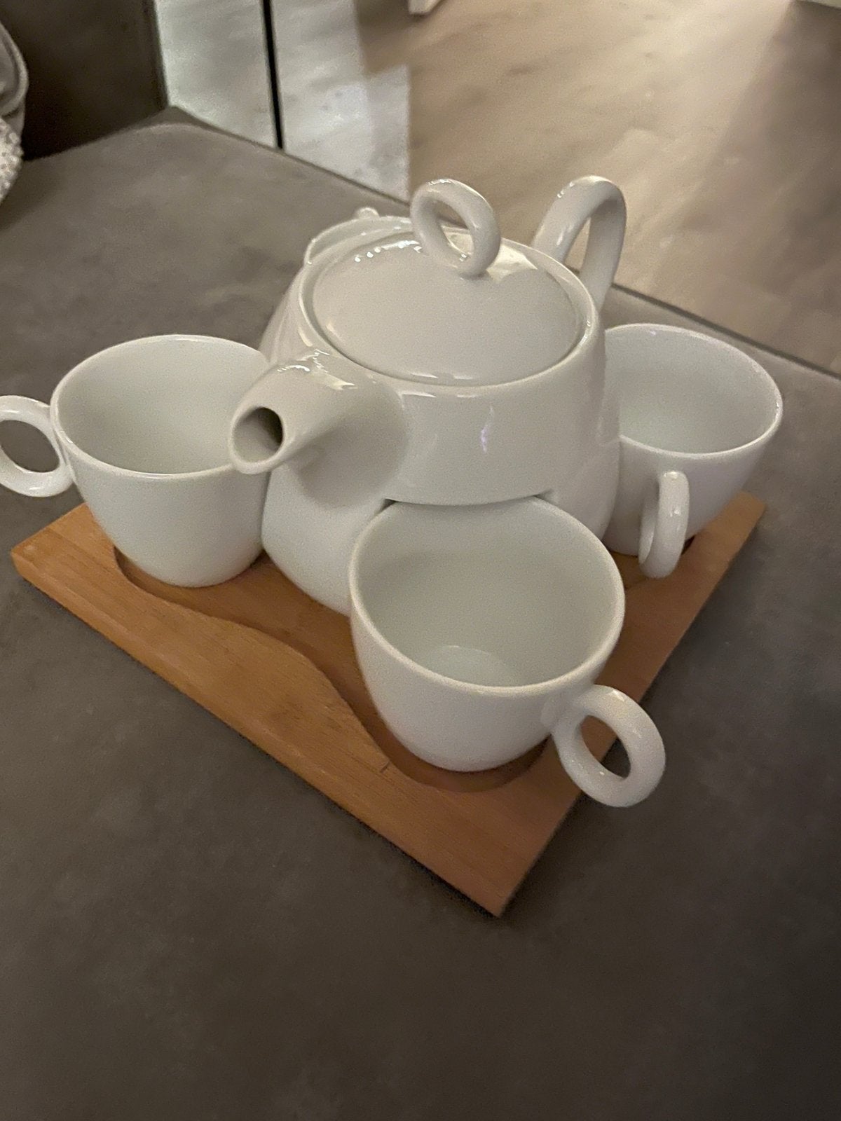 Hightea set theepot en 4 kop& schotels op houten plankje, Ophalen, Gebruikt, Keramiek, Overige stijlen