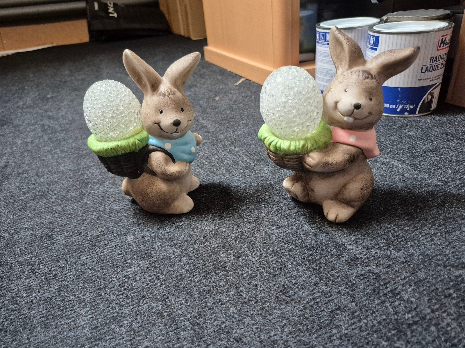 2 paashaas beeldjes met ei op de rug pasen konijn haas, Ophalen of Verzenden
