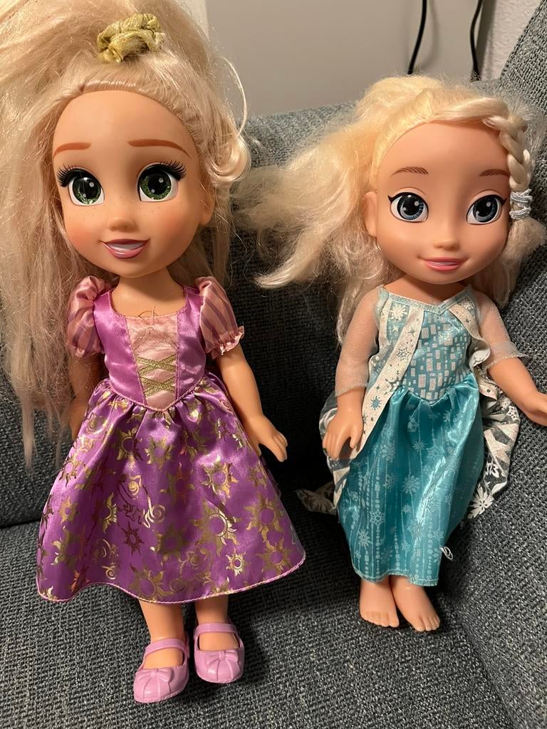 Frozen disney poppen rapunzel en Elza. 8,00 ps., Ophalen of Verzenden, Zo goed als nieuw, Pop