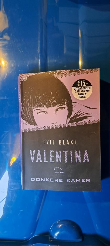 Evie Blake - Valentina en de donkere kamer, Boeken, Ophalen of Verzenden, Zo goed als nieuw, Evie Blake