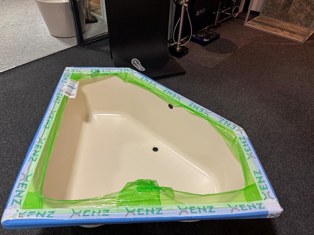 hoekbad 145 x 145 in kleur creme Xenz Cyprus nu €600 nieuw, Ophalen, Nieuw, Bad