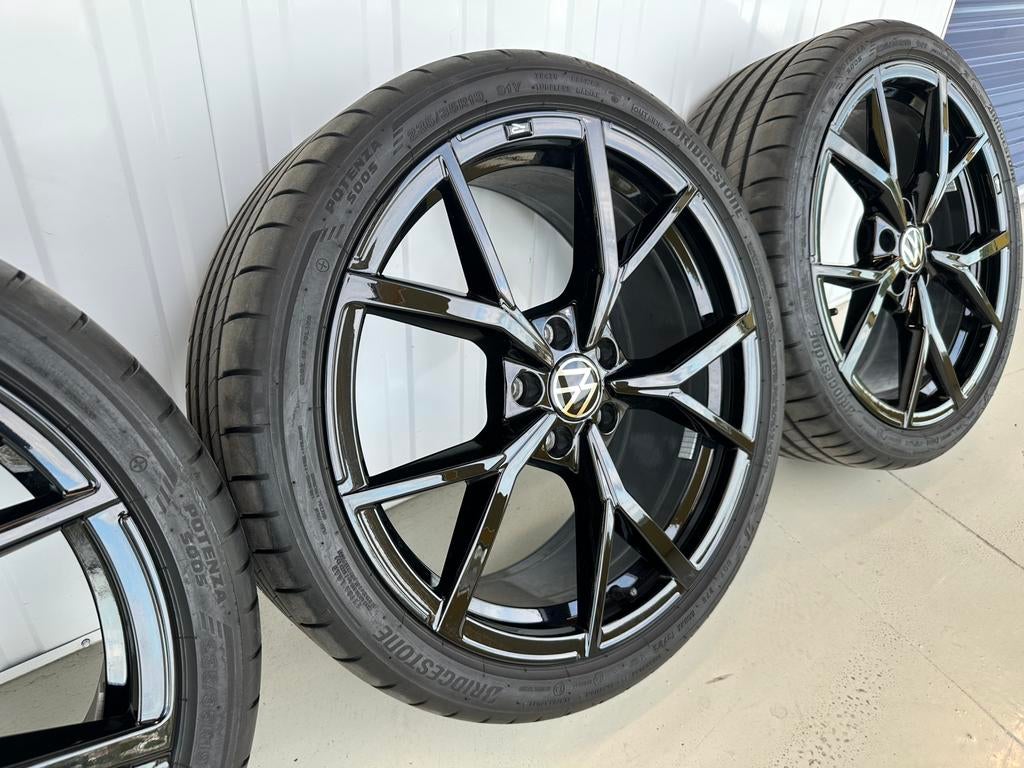 19'' VW Golf 8R GTI Estoril Zwart 5H0601025 Velgen Bridgesto, 19 inch, Gebruikt, Banden en Velgen, Ophalen of Verzenden