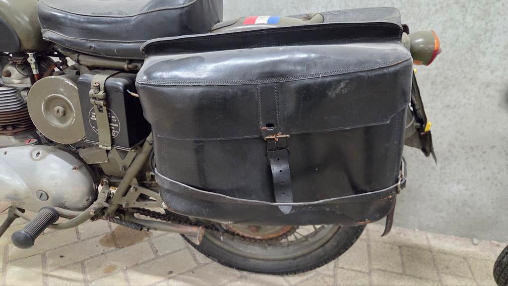 Gezocht 2 tassen voor triumph 3ta, Motoren, Ophalen of Verzenden
