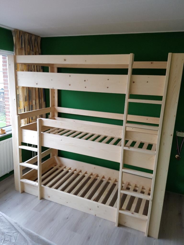 Stapelbed 3 persoons. Alle maten en kleuren. Maatwerk.