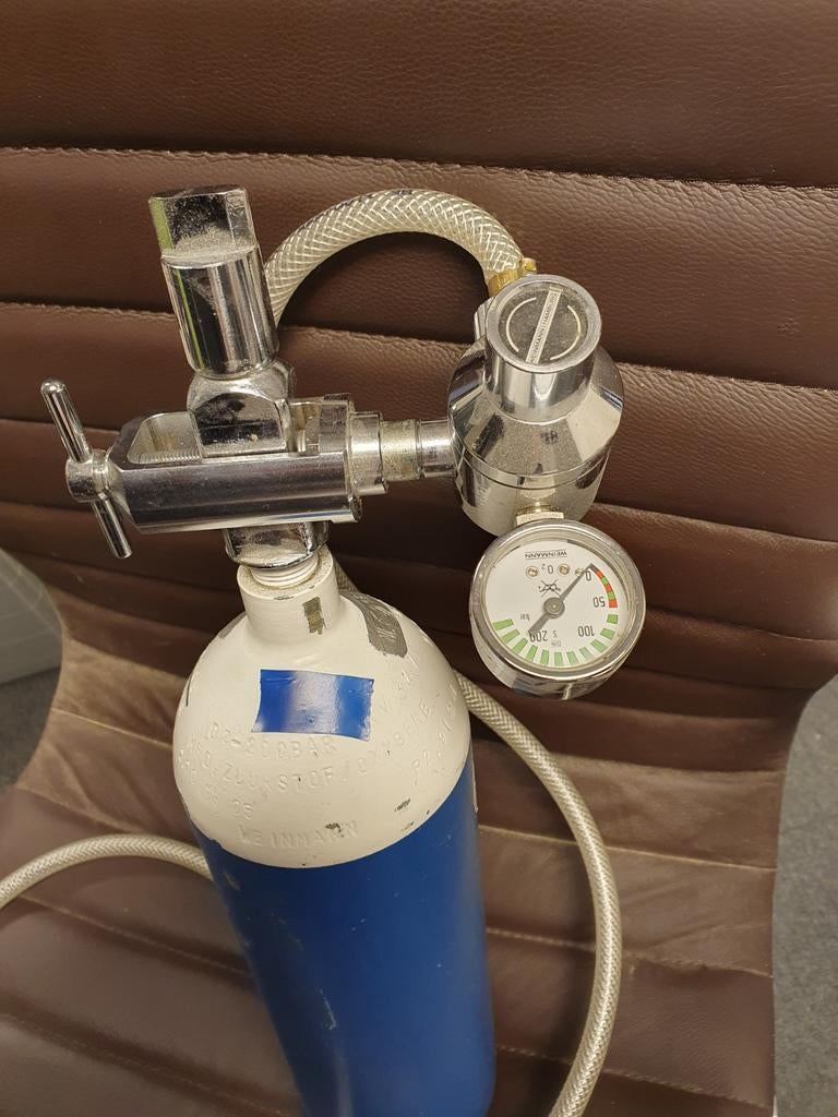 Zuurstofcilinder met manometer, Ophalen