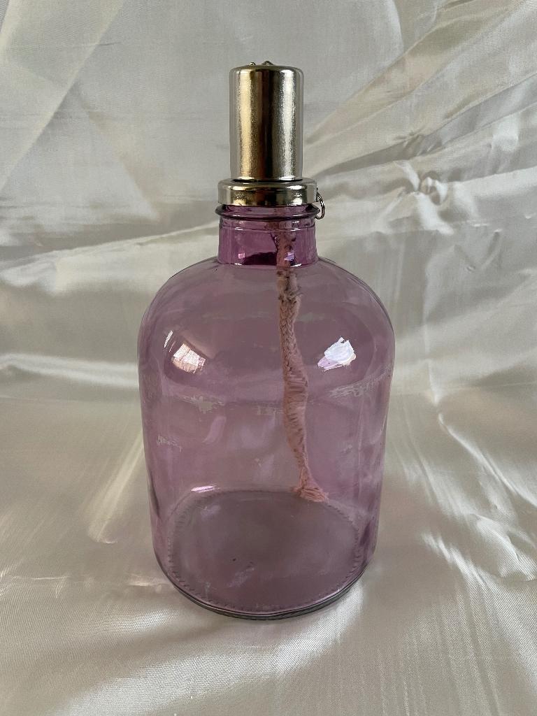 Roze olielamp / oliefles met lont & dop, Huis en Inrichting, Overige materialen, Overige kleuren, Ophalen of Verzenden, Zo goed als nieuw