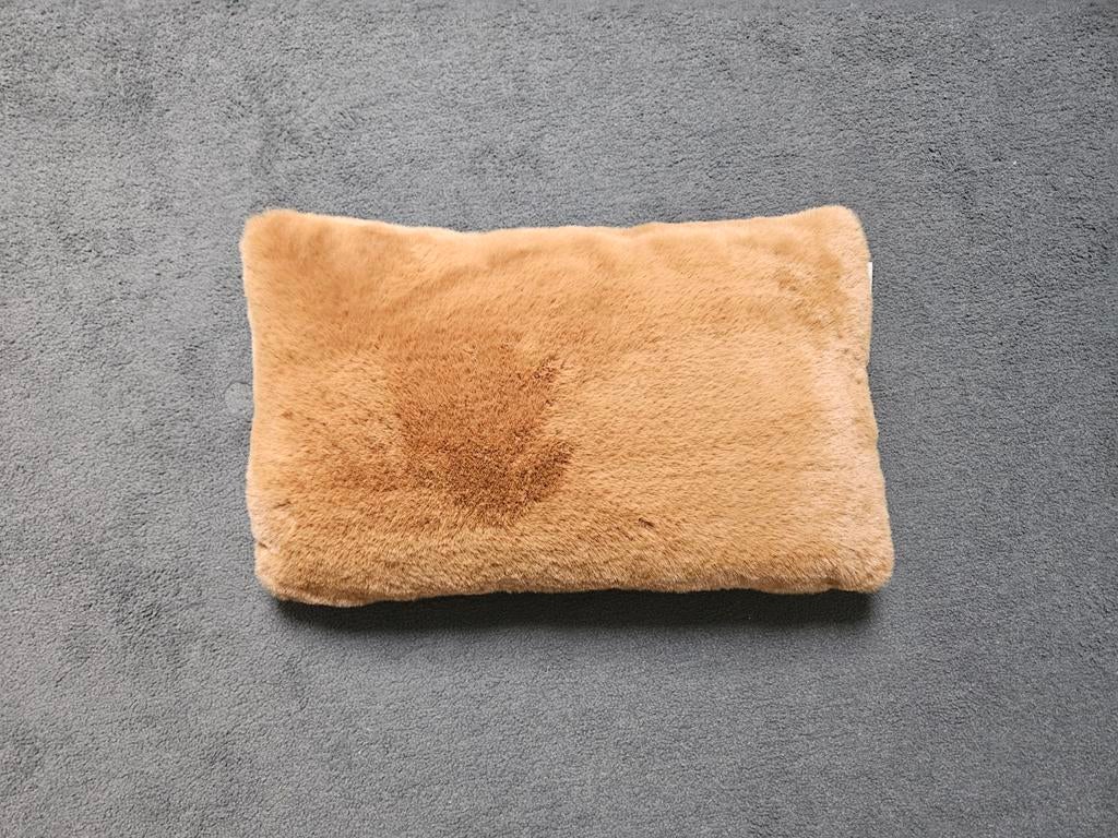 Dutch decor twee kussentjes nepbont cognac kleur, Ophalen of Verzenden, Zo goed als nieuw, Bruin, Rechthoekig