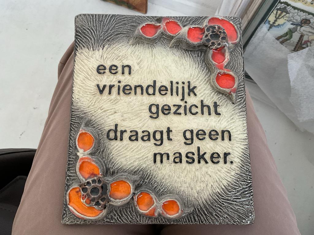 Vintage keramiek Wandtegel met spreuk een vriendelijk gezich, Antiek en Kunst, Antiek | Wandborden en Tegels, Ophalen of Verzenden