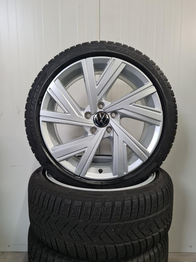 18' Volkswagen VW Golf 8 Bergamo met winterbanden, 18 inch, Banden en Velgen, Personenwagen, 225 mm