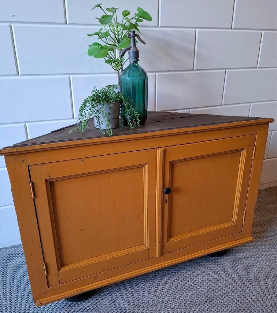 Vintage/Brocante houten hoekkast, Antieke oker gele kast, Antiek en Kunst, Antiek | Meubels | Kasten, Ophalen