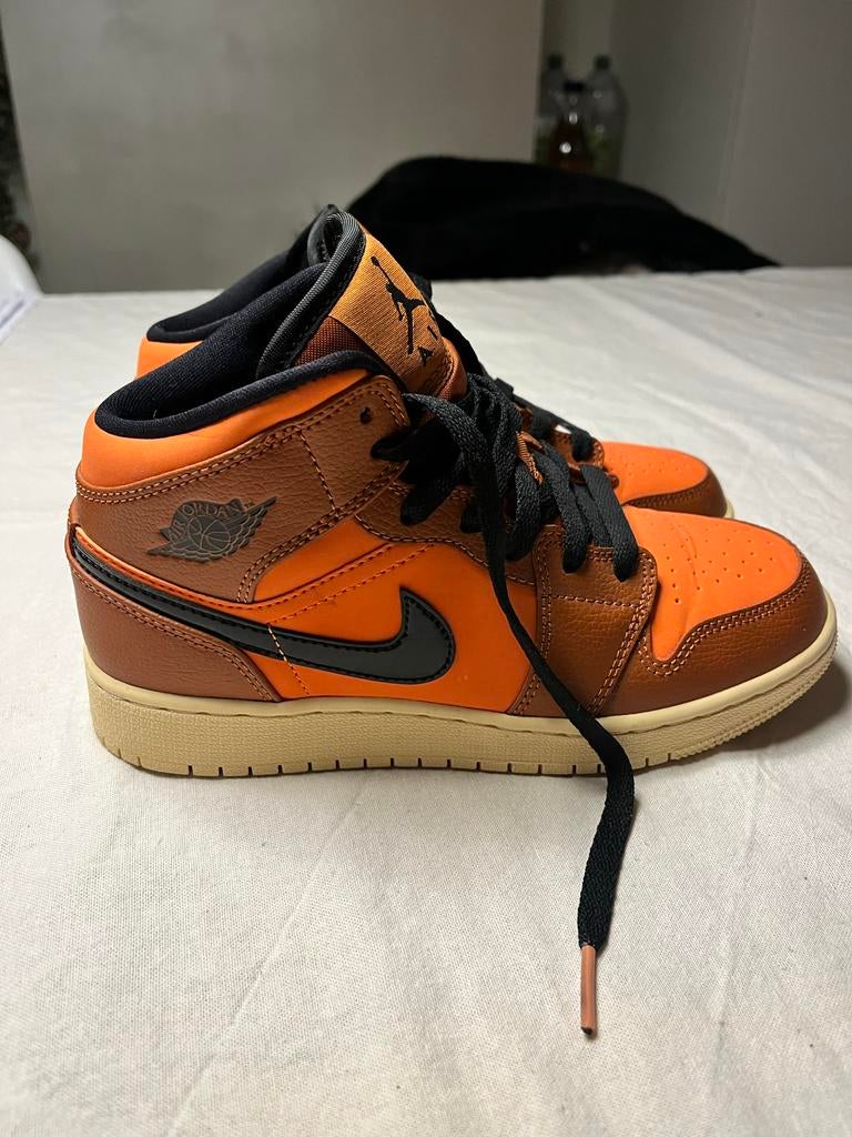 Oranje/Bruine Air Jordan Mid BG Maat 35, Verzenden, Zo goed als nieuw, Schoenen
