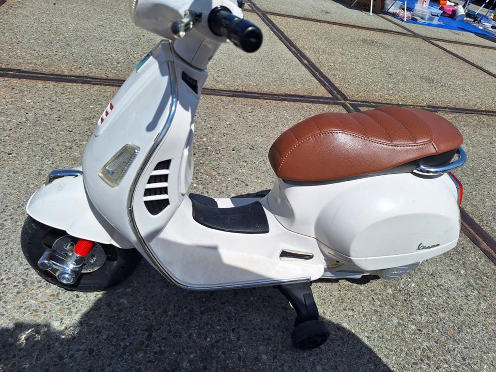 Elektrische kinder Vespa scooter wit, Ophalen of Verzenden, Gebruikt