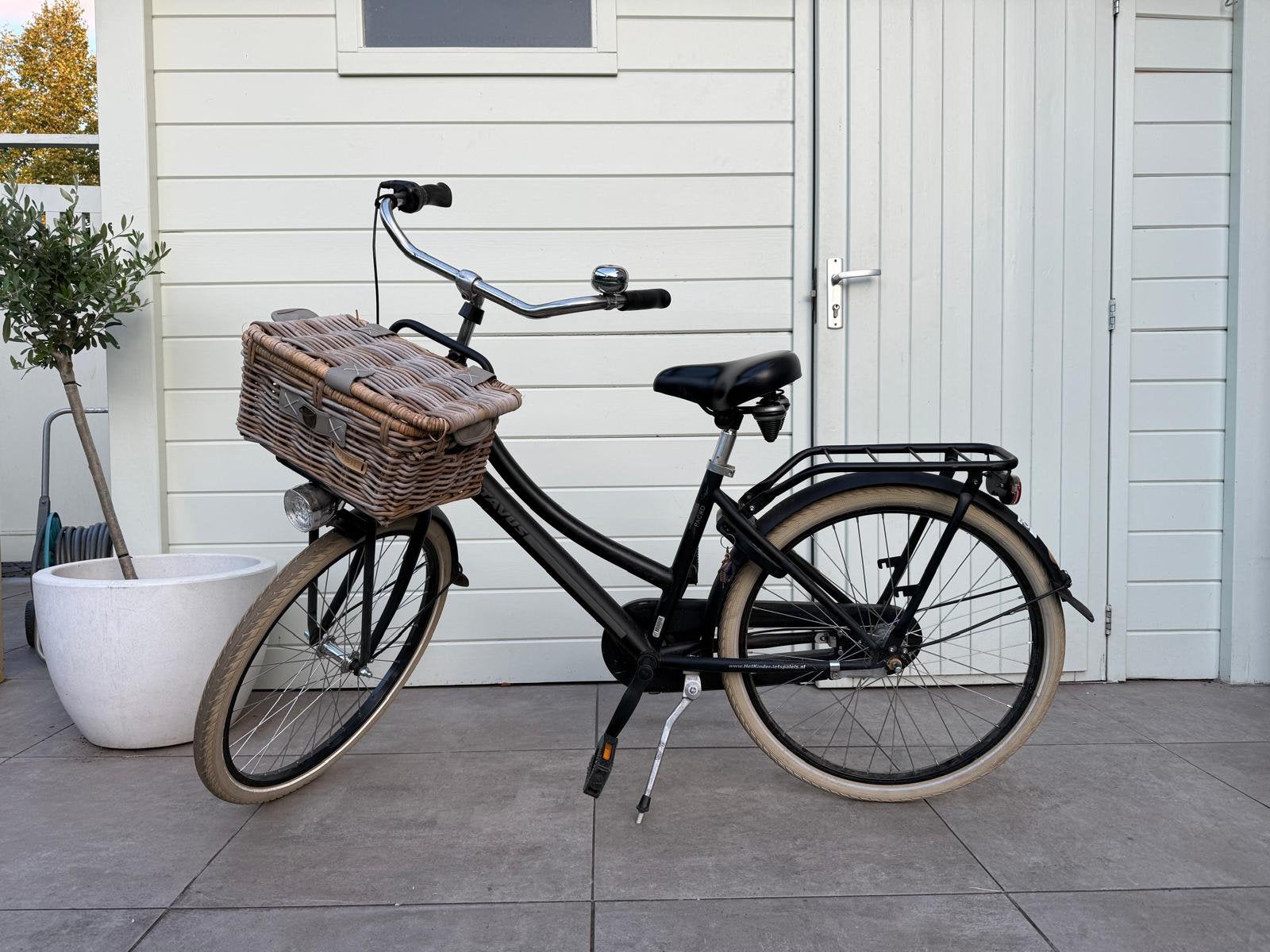 Batavus meisjesfiets 26 inch met rieten mand, Ophalen, Zo goed als nieuw