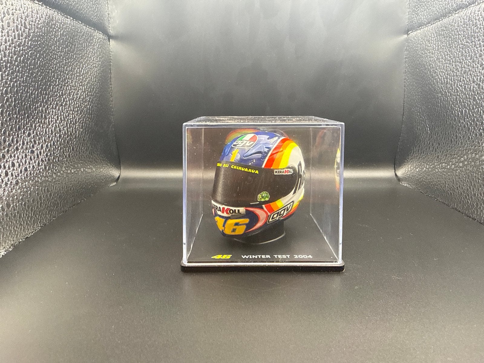 Valentino Rossi helm miniatuur 1:5 - Winter Test 2004, Ophalen of Verzenden, Zo goed als nieuw, 1:5 t/m 1:8, Toebehoren