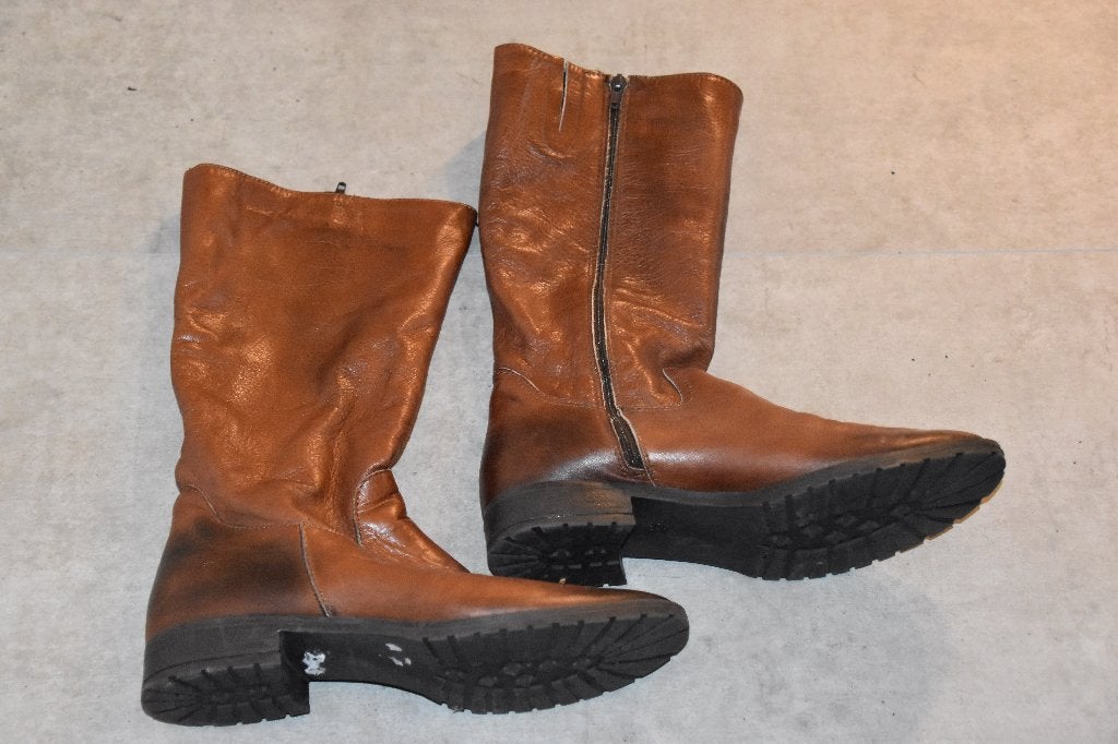 mooie nieuwe bruine halfhoge leren laarzen maat 41 Piure, Kleding | Dames, Schoenen, Bruin, Lage of Enkellaarzen, Nieuw, Ophalen of Verzenden