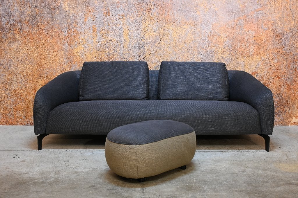 ZGANieuw grijze stoffen Leolux Elias designbank + hocker, Leolux, Leolux, Driepersoons, 75 tot 100 cm