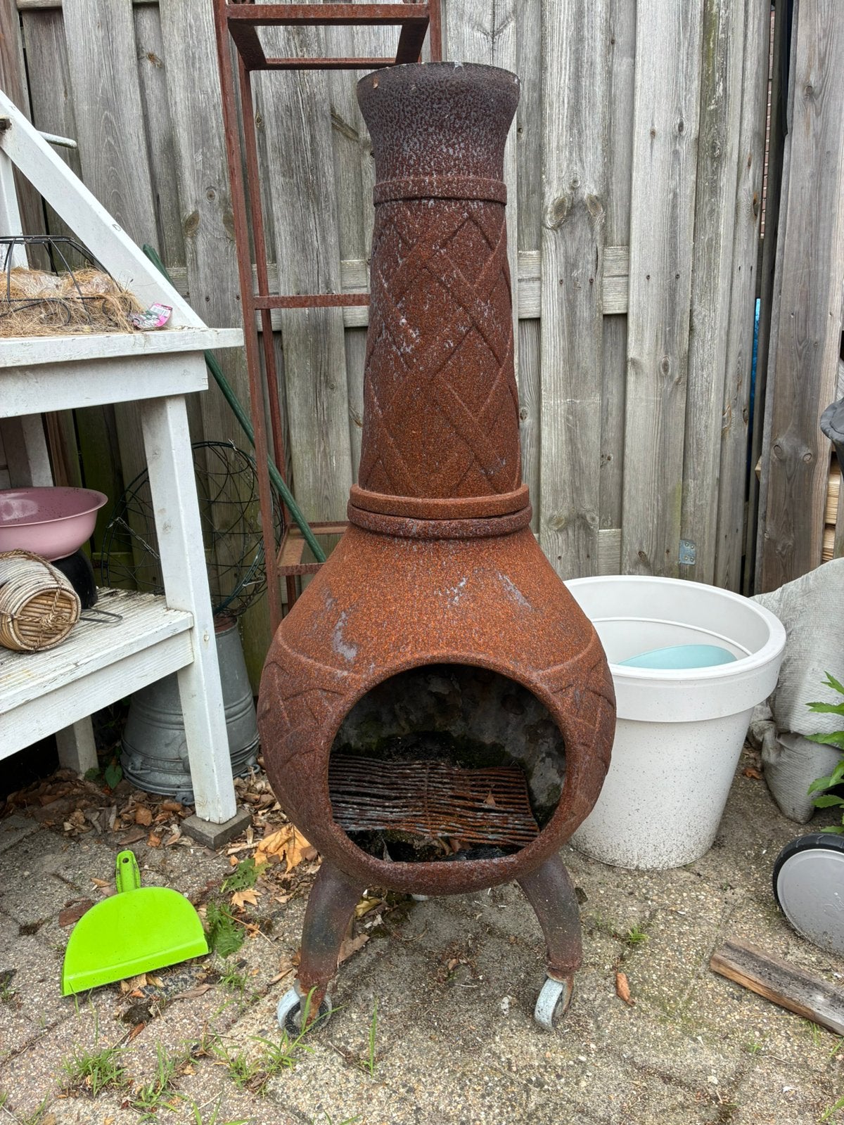 Roestige potkachel / terrashaard op wielen, Ophalen, Gebruikt, Vuurkorf
