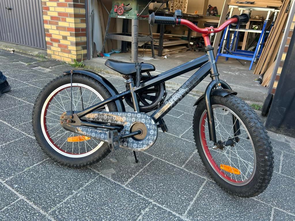 Stoere kinderfiets 16 inch - Zwart met rode accenten, Ophalen, Gebruikt, Terugtraprem, 16 tot 20 inch