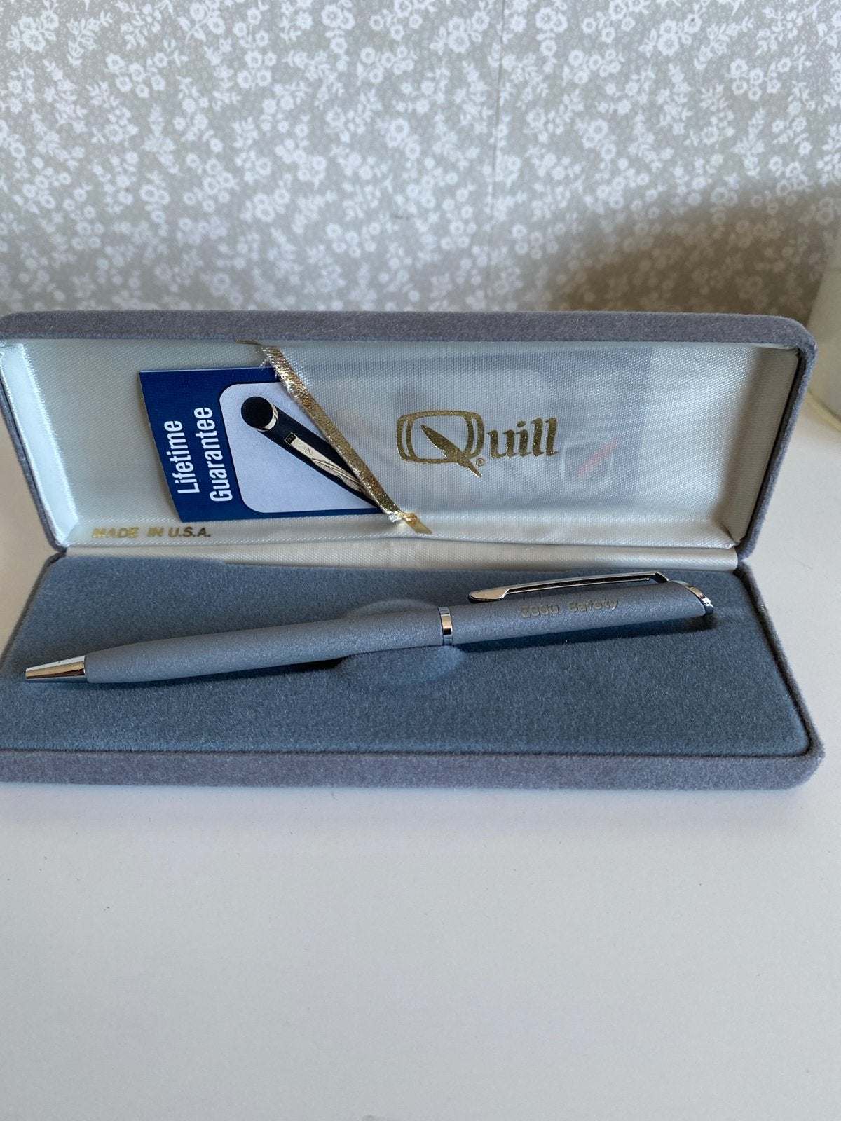 Quill Balpen - Grijs met 'Esso Safety' opdruk, Verzamelen, Pennenverzamelingen, Overige merken, Balpen, Nieuw, Met doosje