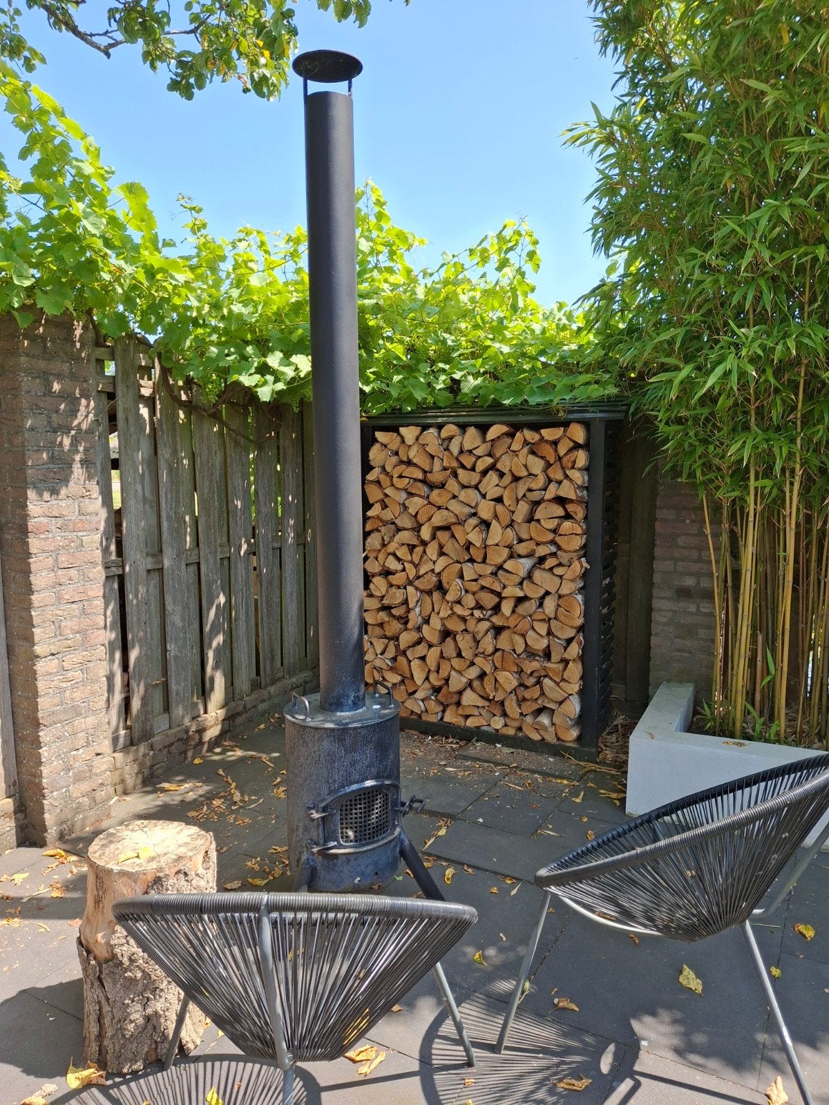 Robuuste zwarte houtkachel met hoge pijp, Tuin en Terras, Tuinhaarden, Ophalen