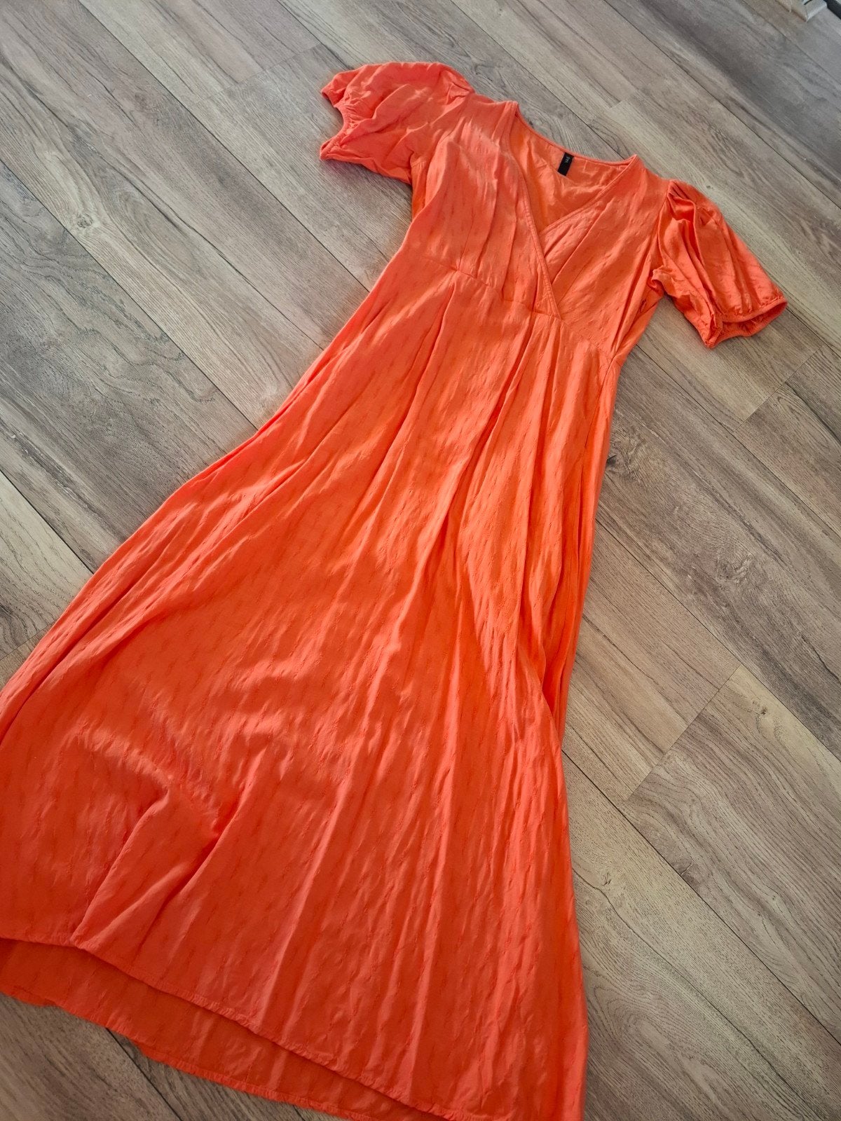 Lange jurk. Koraal kleurige maxi dress. Yas. Ydence. M, Ophalen of Verzenden, Zo goed als nieuw, Oranje, Onder de knie