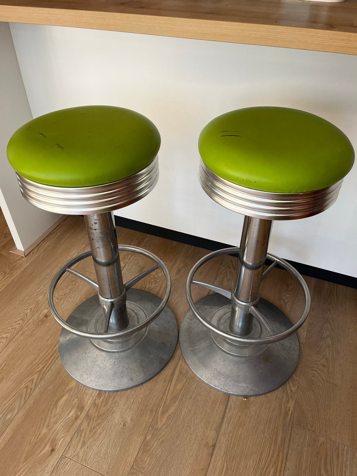 Set van 2 retro barkrukken - groen leer en chroom, Huis en Inrichting, Ophalen, Gebruikt, 60 tot 90 cm, Met voetsteun