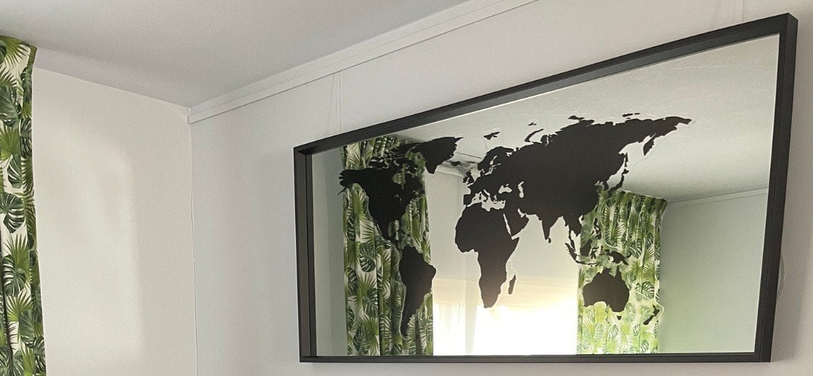 Ikea spiegel 150x50cm met zwarte rand en wereldkaart, Ophalen, 125 cm of meer, Zo goed als nieuw, Minder dan 100 cm
