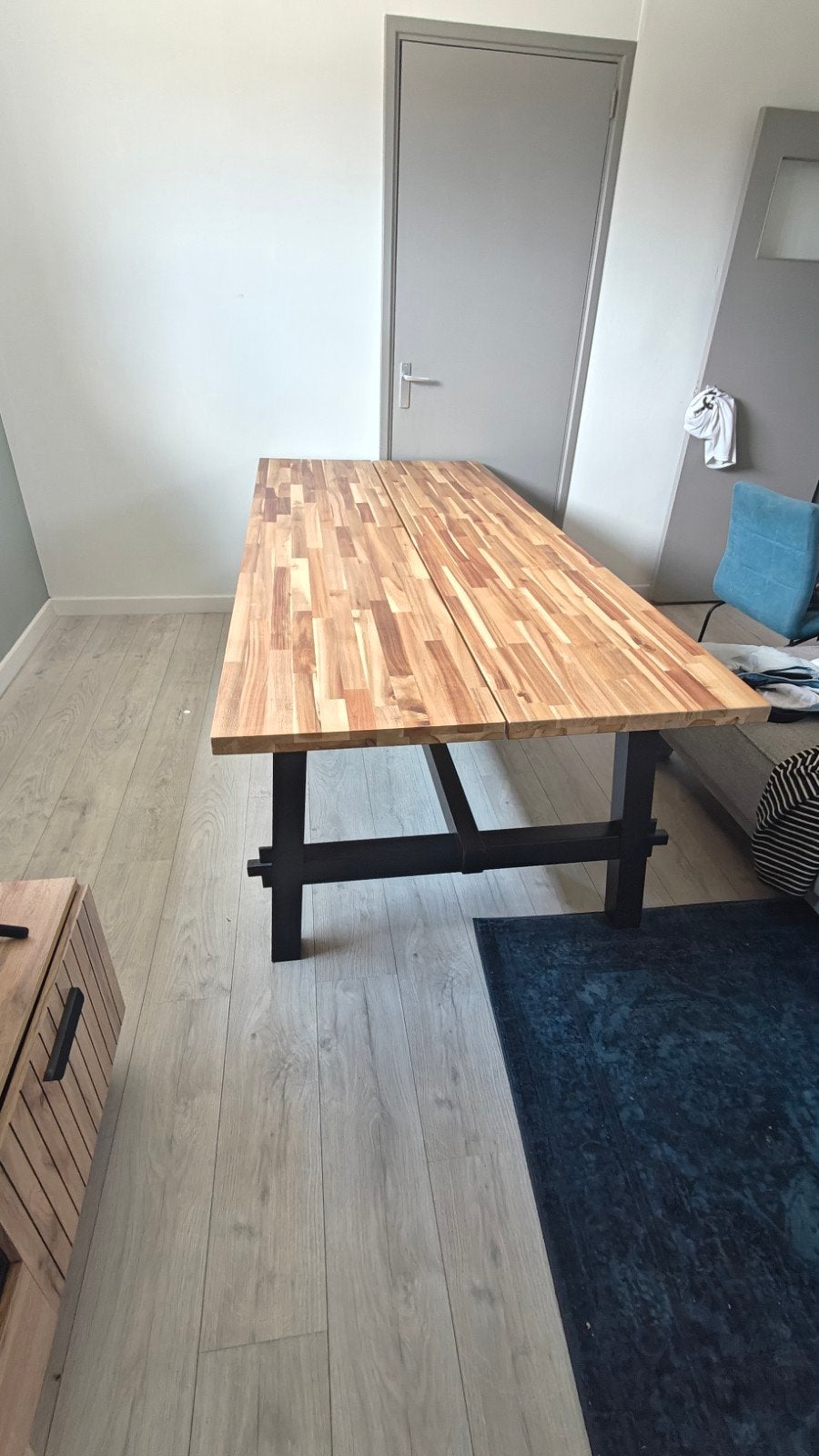 Robuuste houten eettafel met zwart metalen onderstel, Huis en Inrichting, Tafels | Eettafels, 100 tot 150 cm, 200 cm of meer, Industrieel, Modern