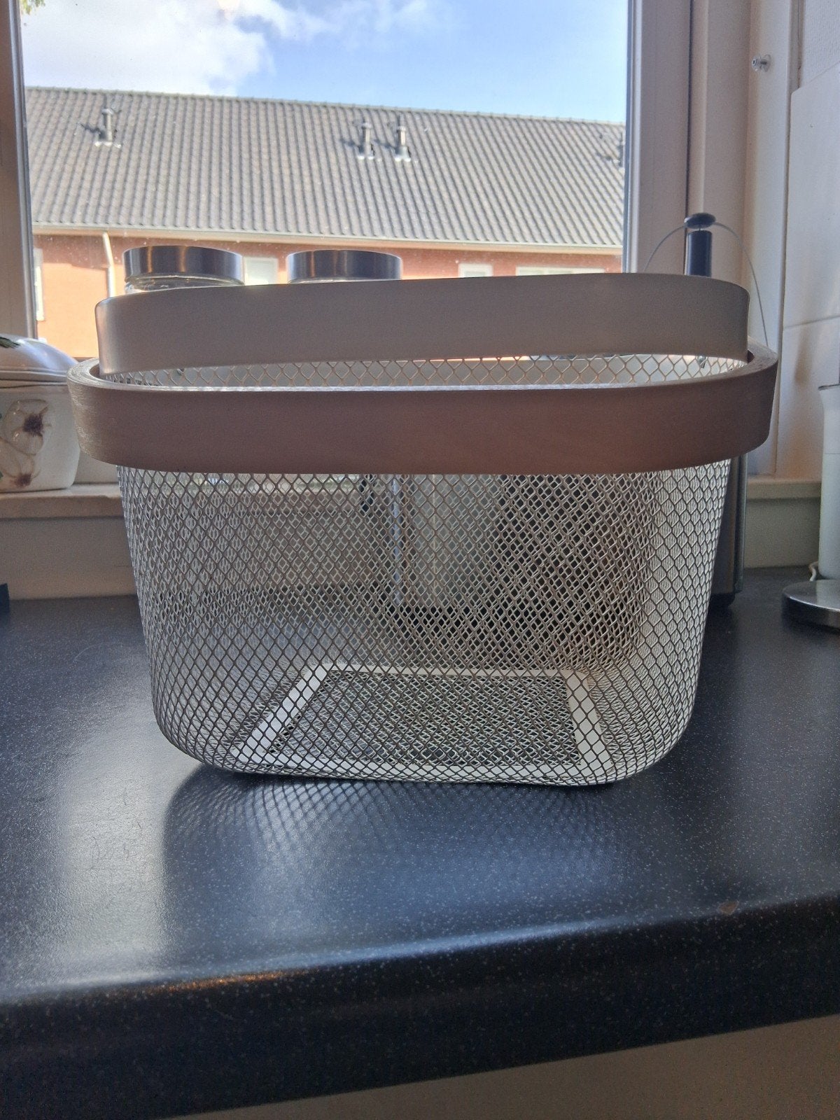 Witte metalen mand met houten handvat van IKEA, Met handvatten, Mand, Ophalen of Verzenden, Zo goed als nieuw