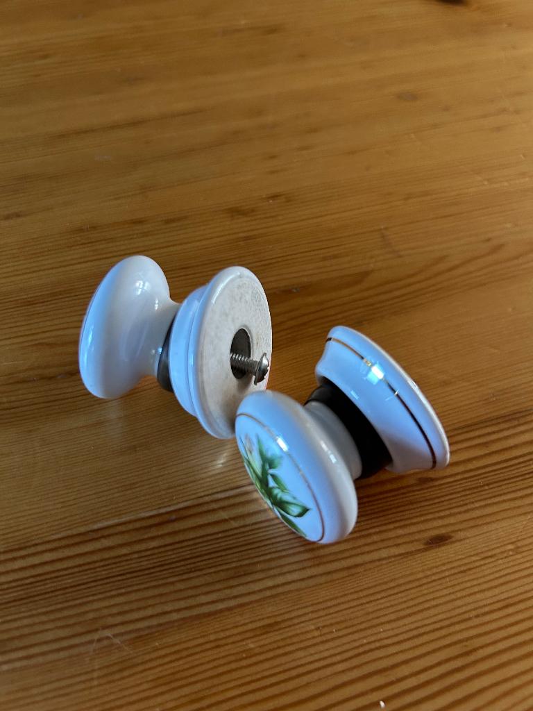 2 klassieke porseleinen kastknoppen, Huis en Inrichting, Minder dan 50 cm, Gebruikt, Ophalen of Verzenden, Minder dan 25 cm