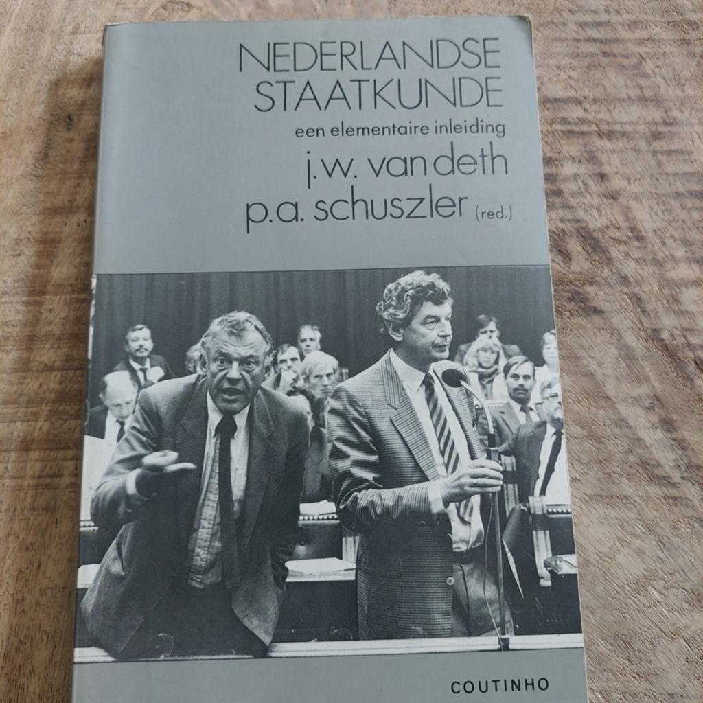 Nederlandse staatkunde met diskette, Ophalen of Verzenden, Gelezen