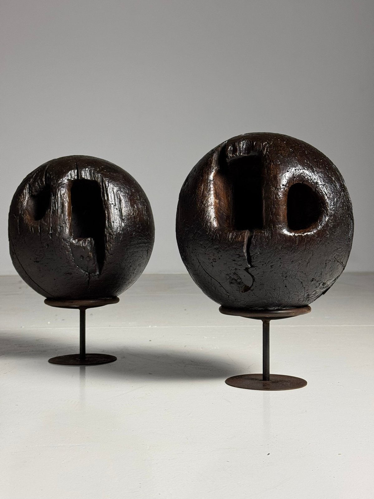Set van 2 18e eeuwse bowlingballen, Ophalen