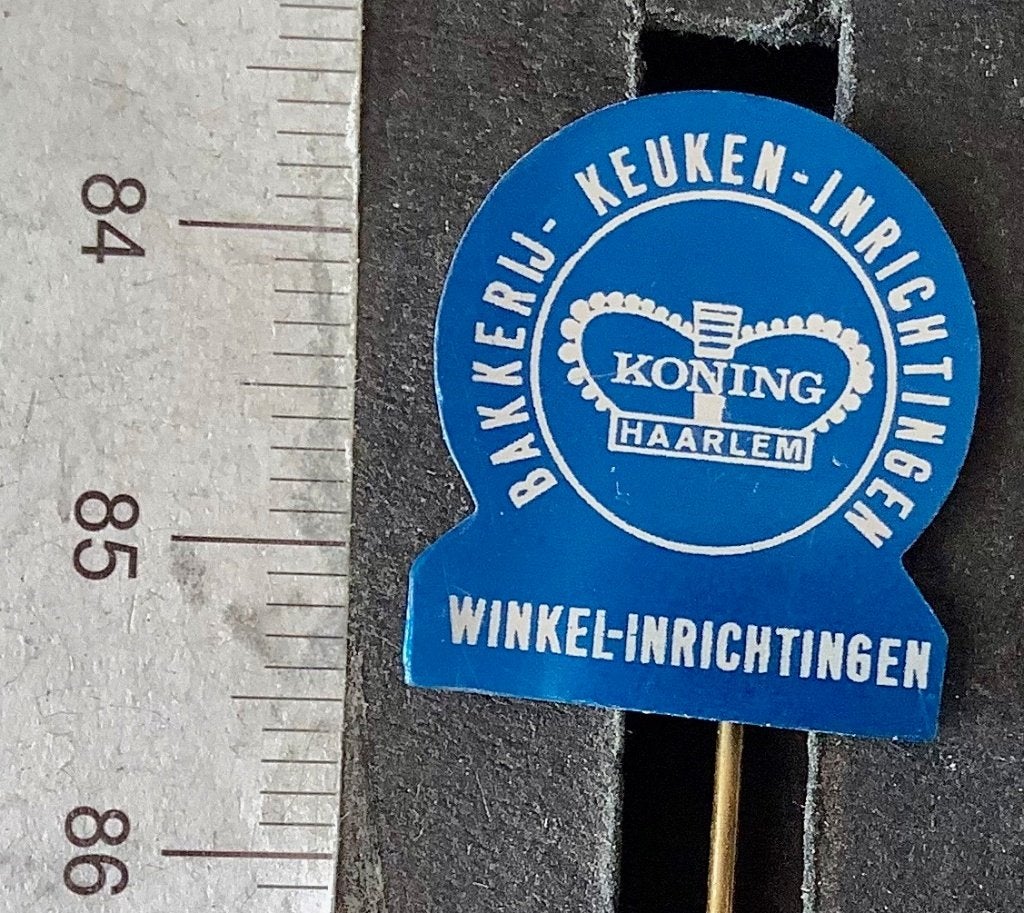 speld, Haarlem, Koning, bakkerij-keuken-inrichting (AW, Verzamelen, Ophalen of Verzenden, Gebruikt, Overige onderwerpen, Speldje of Pin