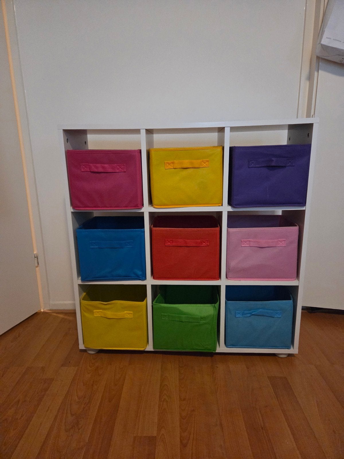 Witte kast met 9 vakken en gekleurde opbergboxen, Huis en Inrichting, Modern, Speels, Zo goed als nieuw, Minder dan 100 cm, Overige houtsoorten