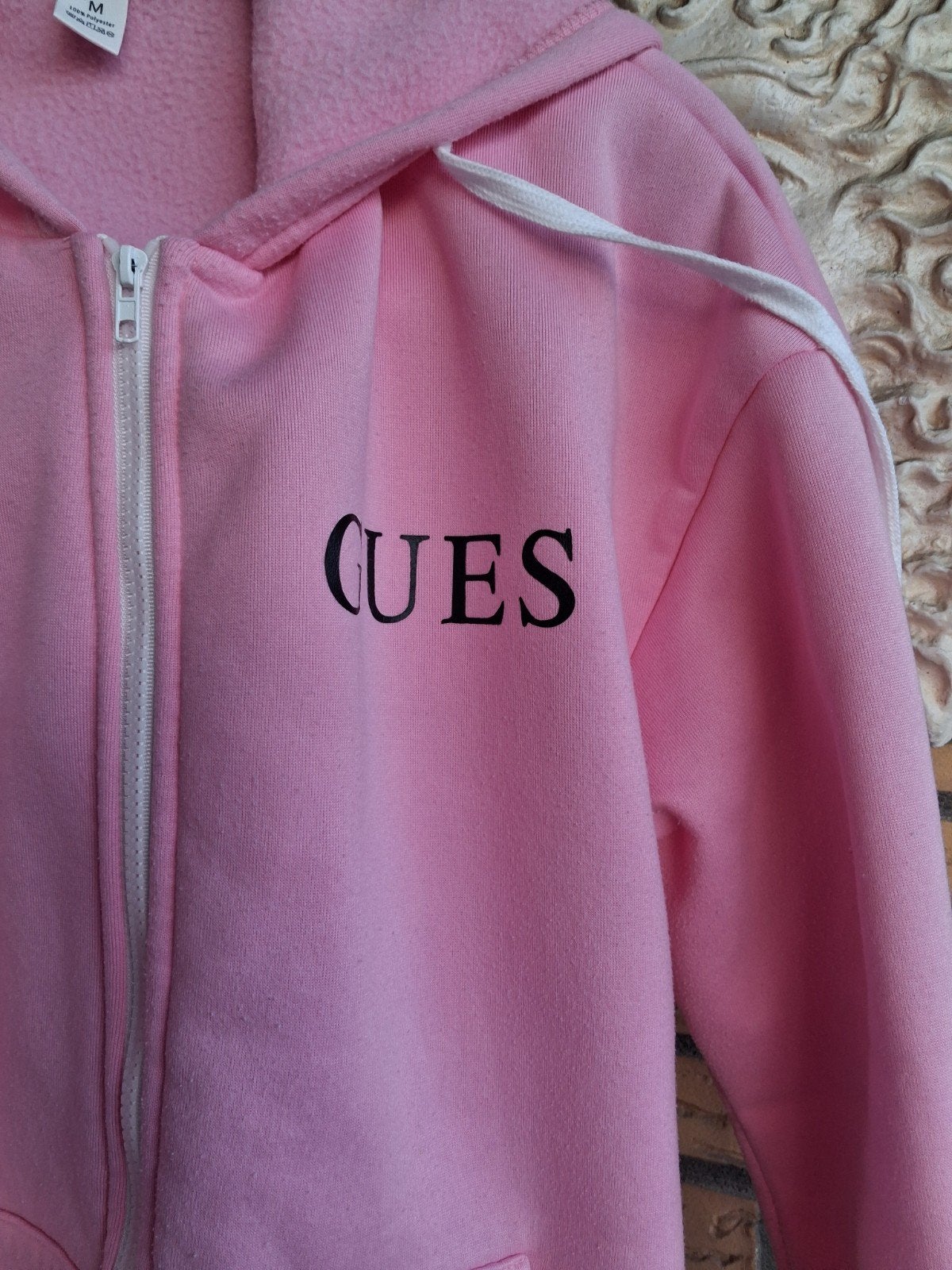 knalroze damesvest maat M met opschrift Guess, Kleding | Dames, Huispakken, Ophalen of Verzenden, Zo goed als nieuw, Maat 38/40 (M)