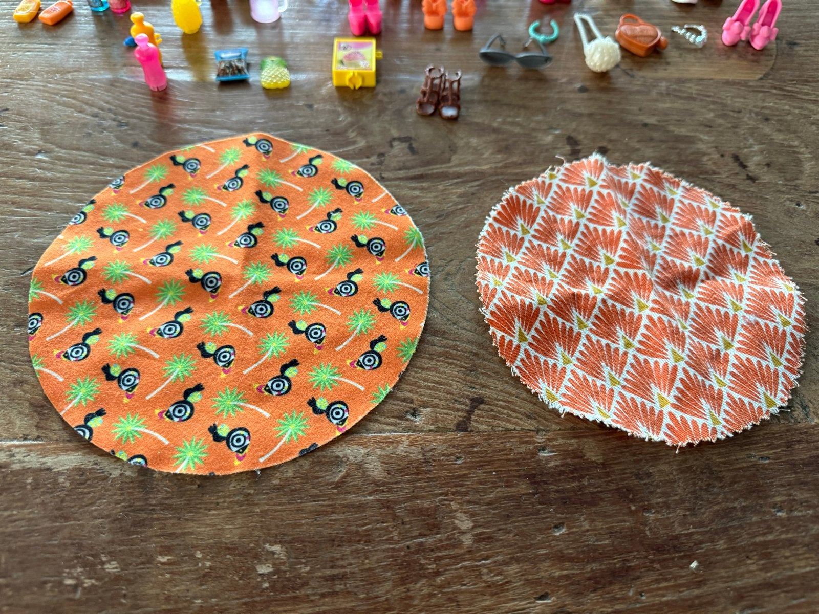 Barbie speelgoed: oven, parasol en stoffen matjes