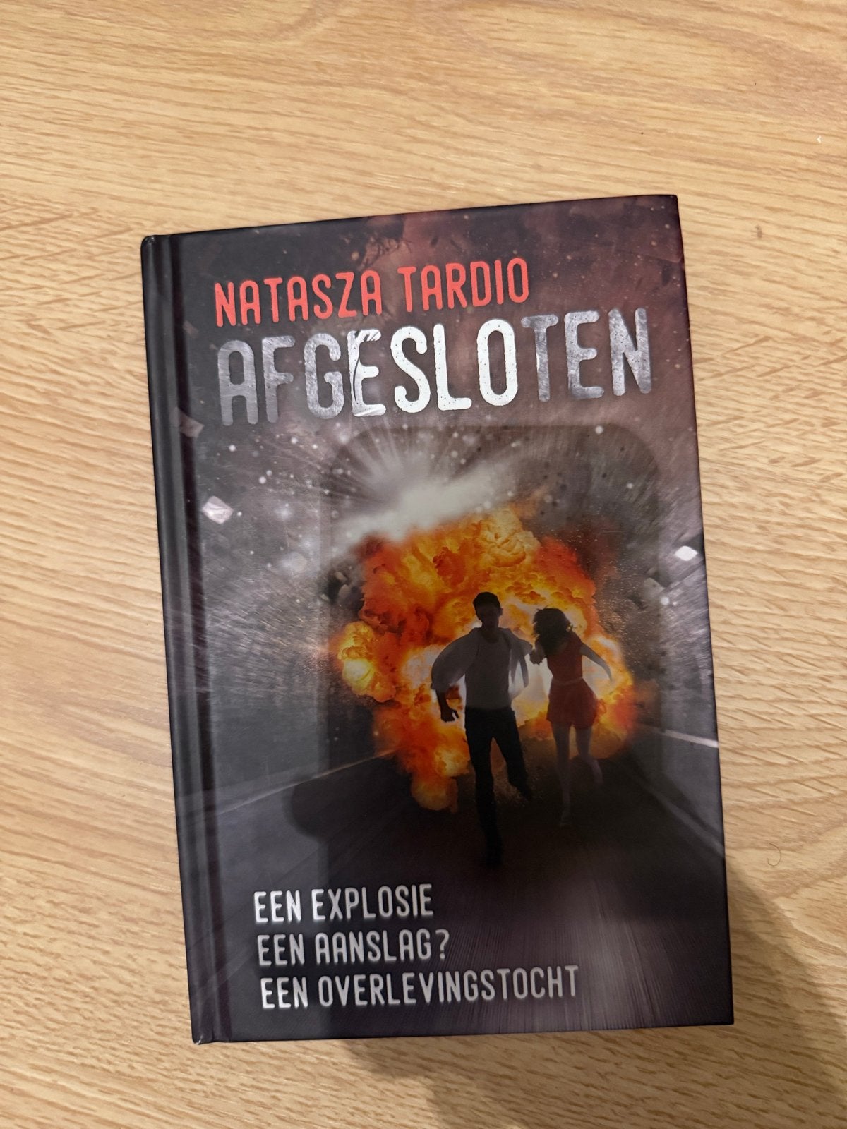 Afgesloten - Natasza Tardio (Jeugdthriller), Ophalen of Verzenden, Zo goed als nieuw, Fictie