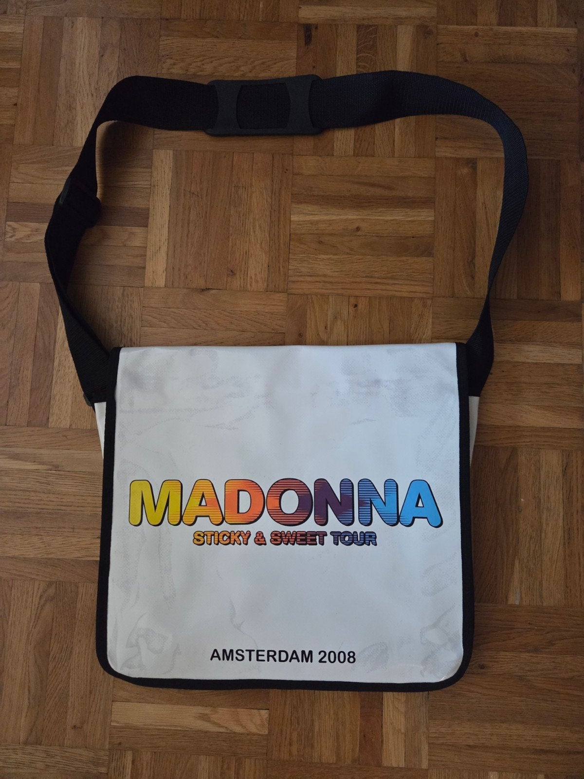 Madonna The Sticky & Sweet Tour VIP 2008 amsterdam tas and, Ophalen of Verzenden, Zo goed als nieuw, Wit